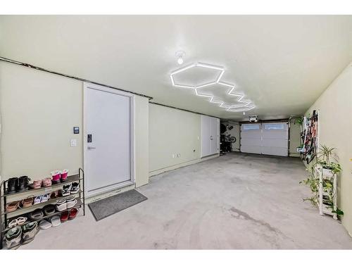 402-8235 8 Ave, Calgary, AB - Indoor Photo Showing Garage