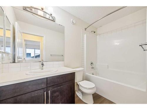 27 Carringvue Drive Nw, Calgary, AB - Indoor Photo Showing Bathroom