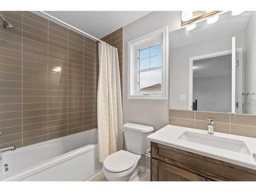 137 Osborne Common Sw, Airdrie, AB - Indoor Photo Showing Bathroom