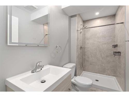 137 Osborne Common Sw, Airdrie, AB - Indoor Photo Showing Bathroom