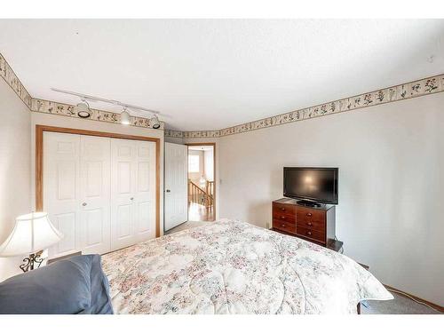 2256 Douglasbank Crescent Se, Calgary, AB - Indoor Photo Showing Bedroom