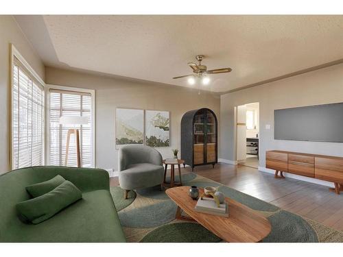 205 19 Avenue Nw, Calgary, AB - Indoor Photo Showing Living Room