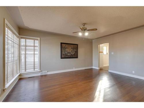 205 19 Avenue Nw, Calgary, AB - Indoor Photo Showing Living Room