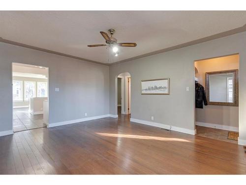 205 19 Avenue Nw, Calgary, AB - Indoor Photo Showing Other Room