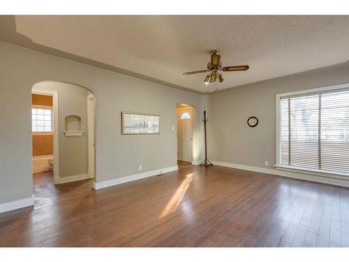 205 19 Avenue Nw, Calgary, AB - Indoor Photo Showing Other Room