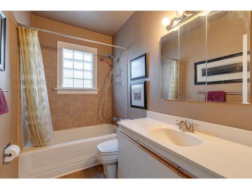 205 19 Avenue Nw, Calgary, AB - Indoor Photo Showing Bathroom