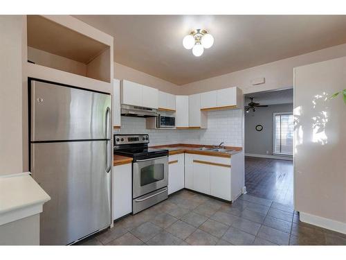 205 19 Avenue Nw, Calgary, AB - Indoor Photo Showing Kitchen With Double Sink