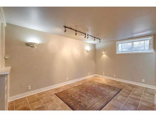 205 19 Avenue Nw, Calgary, AB - Indoor Photo Showing Other Room