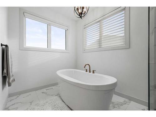 232 Cranbrook Point Se, Calgary, AB - Indoor Photo Showing Bathroom