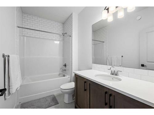 232 Cranbrook Point Se, Calgary, AB - Indoor Photo Showing Bathroom