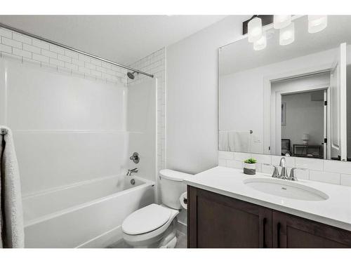 232 Cranbrook Point Se, Calgary, AB - Indoor Photo Showing Bathroom