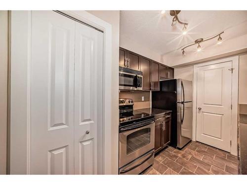 1113-625 Glenbow Drive, Cochrane, AB - Indoor Photo Showing Kitchen