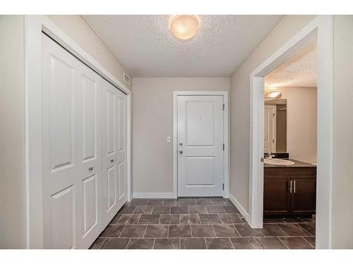 1113-625 Glenbow Drive, Cochrane, AB - Indoor Photo Showing Other Room