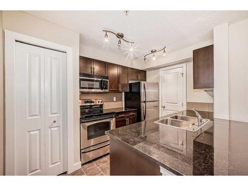 1113-625 Glenbow Drive, Cochrane, AB - Indoor Photo Showing Kitchen With Double Sink