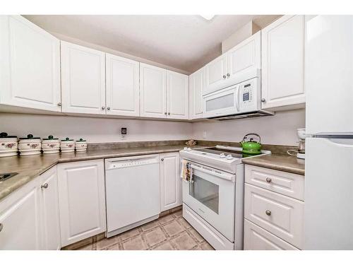 334-5000 Somervale Court Sw, Calgary, AB - Indoor Photo Showing Kitchen