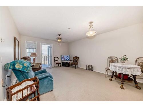 334-5000 Somervale Court Sw, Calgary, AB - Indoor Photo Showing Living Room