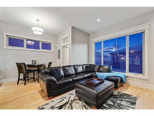 1611 19 Avenue Nw, Calgary, AB - Indoor Photo Showing Living Room