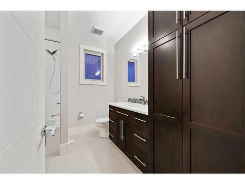 1611 19 Avenue Nw, Calgary, AB - Indoor Photo Showing Bathroom