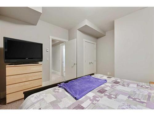 1611 19 Avenue Nw, Calgary, AB - Indoor Photo Showing Bedroom