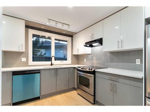 3229 Dover Road Se, Calgary, AB - Indoor Photo Showing Kitchen With Upgraded Kitchen