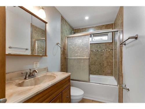 3229 Dover Road Se, Calgary, AB - Indoor Photo Showing Bathroom