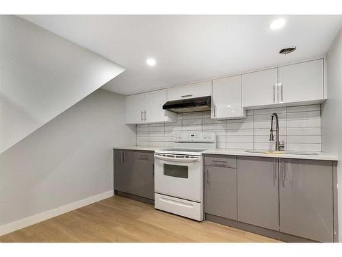 3229 Dover Road Se, Calgary, AB - Indoor Photo Showing Kitchen