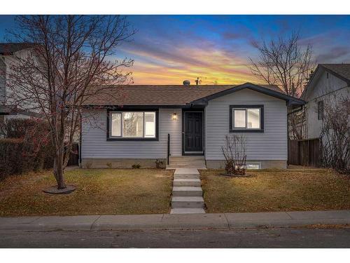 417 Huntley Way Ne, Calgary, AB - Outdoor