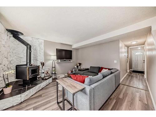 46-6020 Temple Drive Ne, Calgary, AB - Indoor Photo Showing Living Room