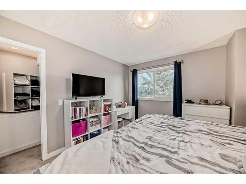 46-6020 Temple Drive Ne, Calgary, AB - Indoor Photo Showing Bedroom