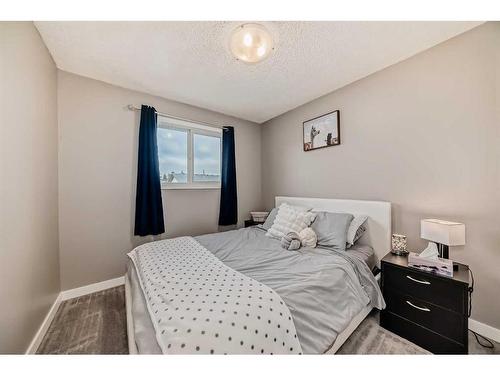 46-6020 Temple Drive Ne, Calgary, AB - Indoor Photo Showing Bedroom