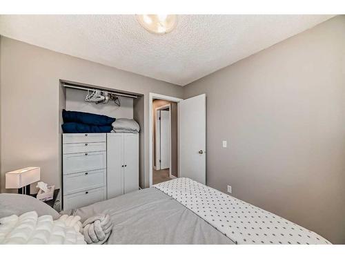 46-6020 Temple Drive Ne, Calgary, AB - Indoor Photo Showing Bedroom