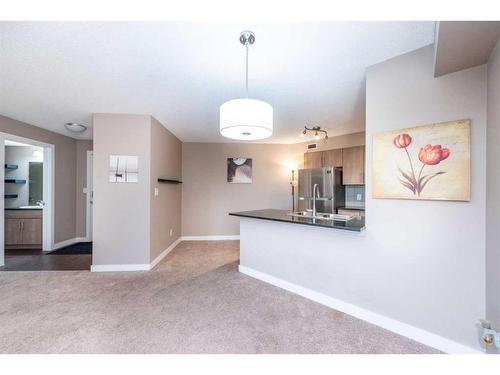 320-7180 80 Avenue Ne, Calgary, AB - Indoor Photo Showing Kitchen