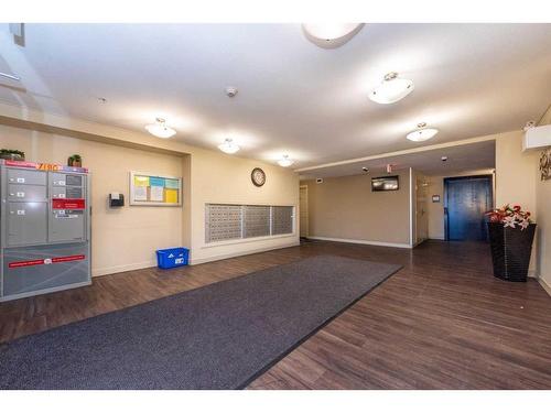 320-7180 80 Avenue Ne, Calgary, AB - Indoor Photo Showing Other Room