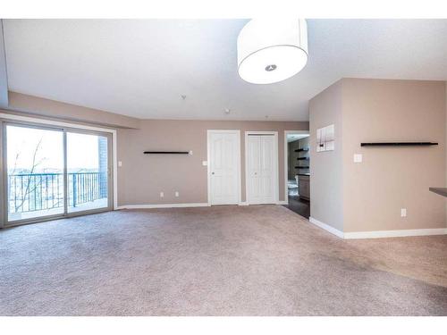 320-7180 80 Avenue Ne, Calgary, AB - Indoor Photo Showing Other Room