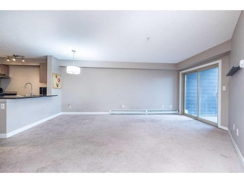 320-7180 80 Avenue Ne, Calgary, AB - Indoor Photo Showing Kitchen