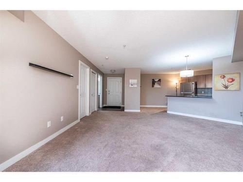 320-7180 80 Avenue Ne, Calgary, AB - Indoor Photo Showing Other Room