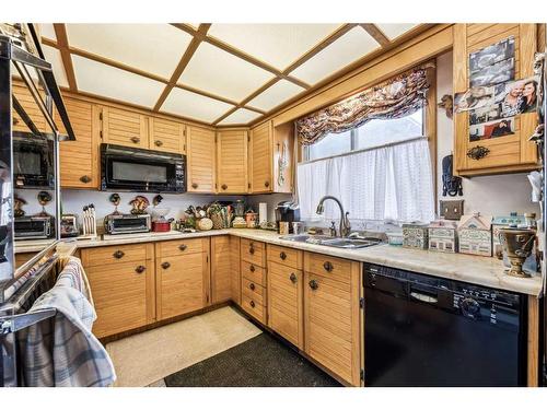 456 22 Avenue Nw, Calgary, AB - Indoor Photo Showing Kitchen With Double Sink