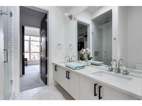 511 Salem Avenue Sw, Calgary, AB - Indoor Photo Showing Bathroom