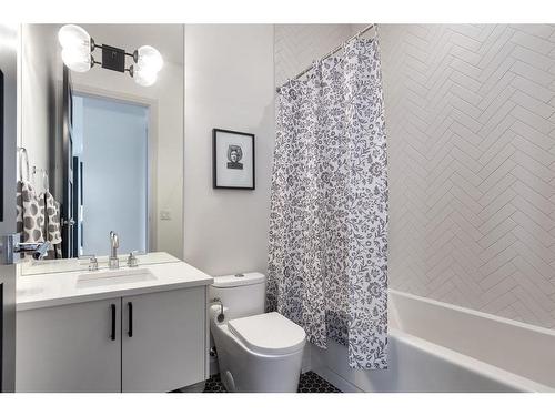 511 Salem Avenue Sw, Calgary, AB - Indoor Photo Showing Bathroom