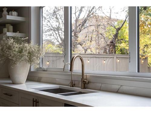 511 Salem Avenue Sw, Calgary, AB - Indoor Photo Showing Kitchen With Double Sink