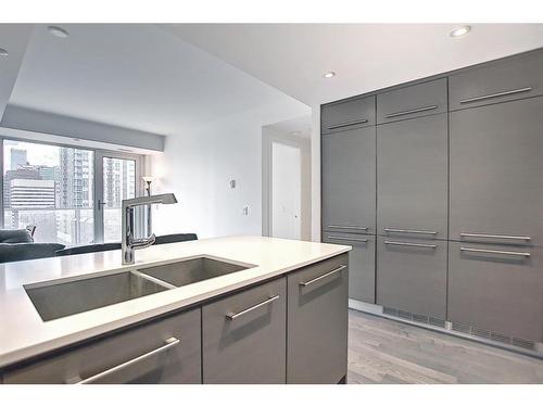 1606-1025 5Ave Sw, Calgary, AB - Indoor Photo Showing Kitchen With Double Sink