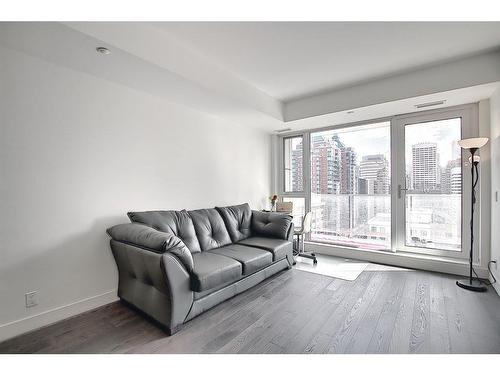 1606-1025 5Ave Sw, Calgary, AB - Indoor Photo Showing Living Room