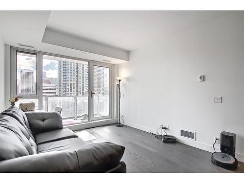 1606-1025 5Ave Sw, Calgary, AB - Indoor Photo Showing Living Room