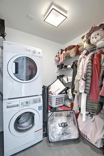 1606-1025 5Ave Sw, Calgary, AB - Indoor Photo Showing Laundry Room