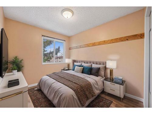 16-380 Bermuda Drive Nw, Calgary, AB - Indoor Photo Showing Bedroom