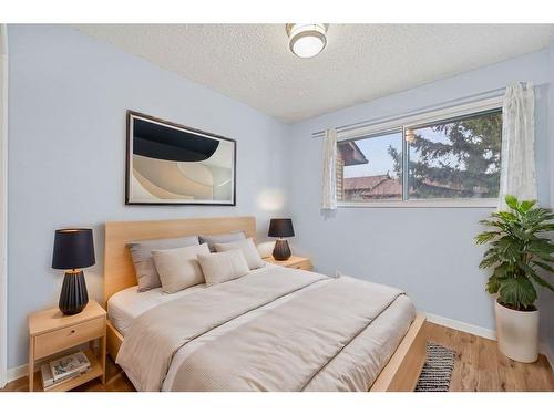 16-380 Bermuda Drive Nw, Calgary, AB - Indoor Photo Showing Bedroom