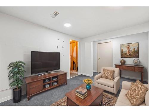 16-380 Bermuda Drive Nw, Calgary, AB - Indoor Photo Showing Living Room