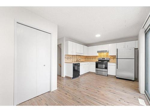 16-380 Bermuda Drive Nw, Calgary, AB - Indoor Photo Showing Kitchen