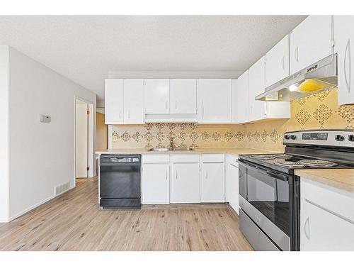 16-380 Bermuda Drive Nw, Calgary, AB - Indoor Photo Showing Kitchen