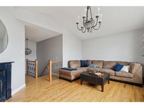 52 Westpoint Gardens Sw, Calgary, AB - Indoor Photo Showing Living Room